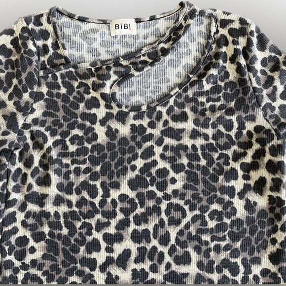 Women’s Bibi Leopard print shirt (S-M) - Picture 3 of 3
